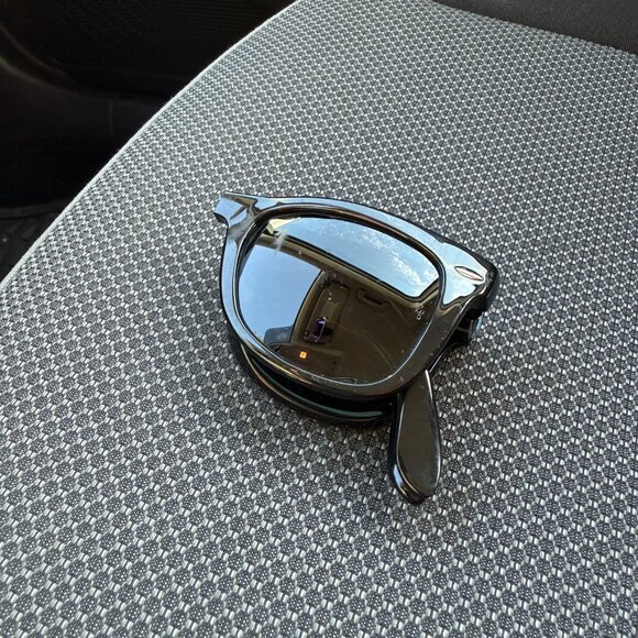 Ray-Ban Folding Wayfarer Classic, Shiny Black Frame with Polarized Green Lens - Picture 4 of 5